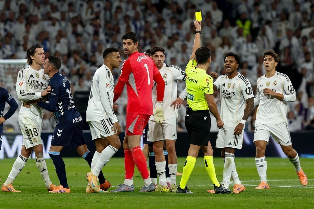 el-arbitro-quintero-gonzalez--3-d--muestra-la-tarjeta-amarilla-a-rodrygo-goes--2-d---del-real-madrid--durante-el-partido-de-laliga-de-futbol-que-real-madrid-y-celta-de-vigo-han-disputado-el-8-de-diciembre-de (1)