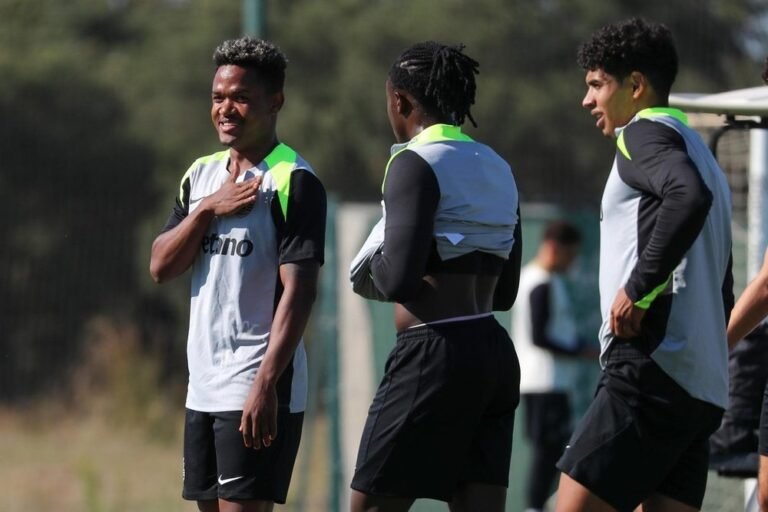 geny-catamo--en-el-entrenamiento-del-sporting-cp-previo-al-napoles-sporting-cp-de-champions-league-2025-26--efe-rui-minderico