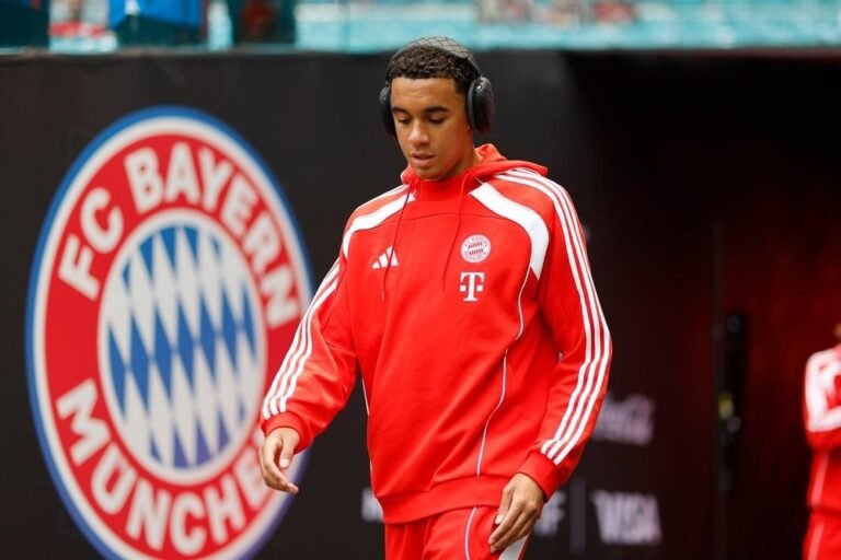 jamal-musiala--antes-del-calentamiento-previo-al-flamengo-bayern-de-munich-de-octavos-de-final-del-mundial-de-clubes-2025--efe-juan-ignacio-roncoroni