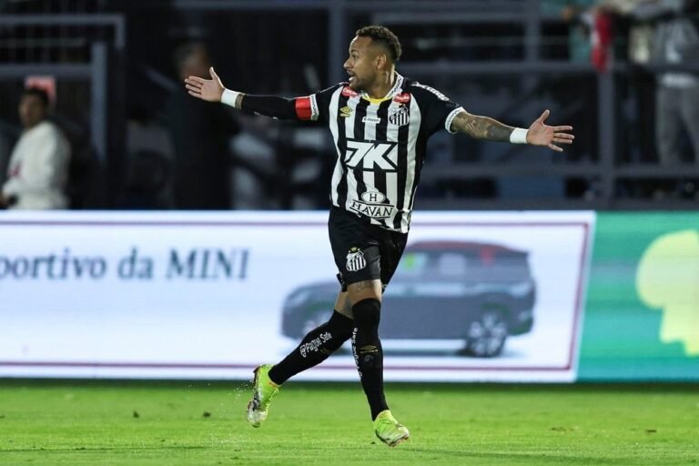 neymar-abre-los-brazos-en-el-santos-rb-leipzig-amistoso-de-mayo-de-2025--efe-isaac-fontana