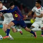 pedri--c--pelea-con-kristensen--i--y-knauff--d--durante-el-partido-del-9-de-diciembre-de-2025-entre-barcelona-y-eintracht--efe