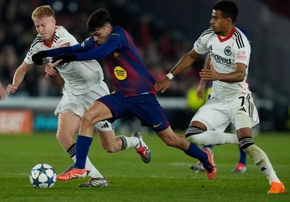 pedri--c--pelea-con-kristensen--i--y-knauff--d--durante-el-partido-del-9-de-diciembre-de-2025-entre-barcelona-y-eintracht--efe