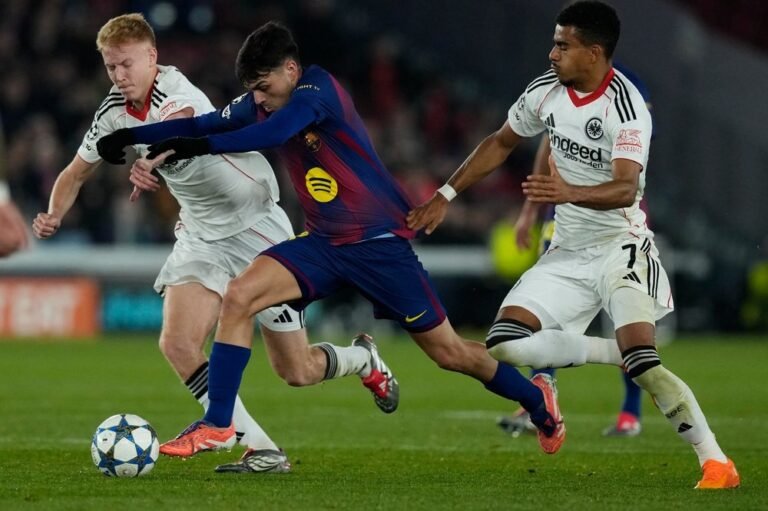 pedri--c--pelea-con-kristensen--i--y-knauff--d--durante-el-partido-del-9-de-diciembre-de-2025-entre-barcelona-y-eintracht--efe