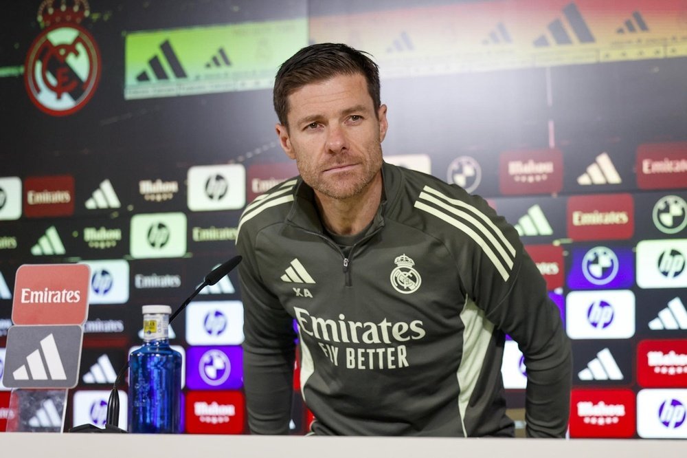 xabi-alonso-se-sienta-para-dar-la-rueda-de-prensa-previa-al-talavera-real-madrid-de-la-copa-del-rey-2025-26--efe