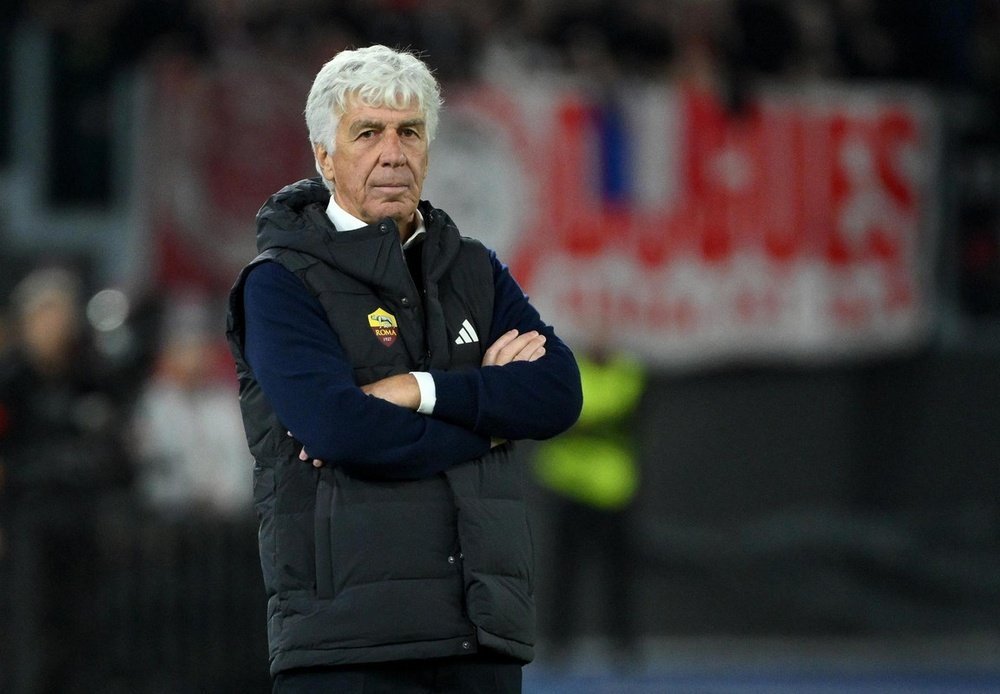 gian-piero-gasperini--entrenador-de-la-roma--con-los-brazos-cruzados-en-el-roma-lille-de-serie-a-2025-26--efe-ettore-ferrari
